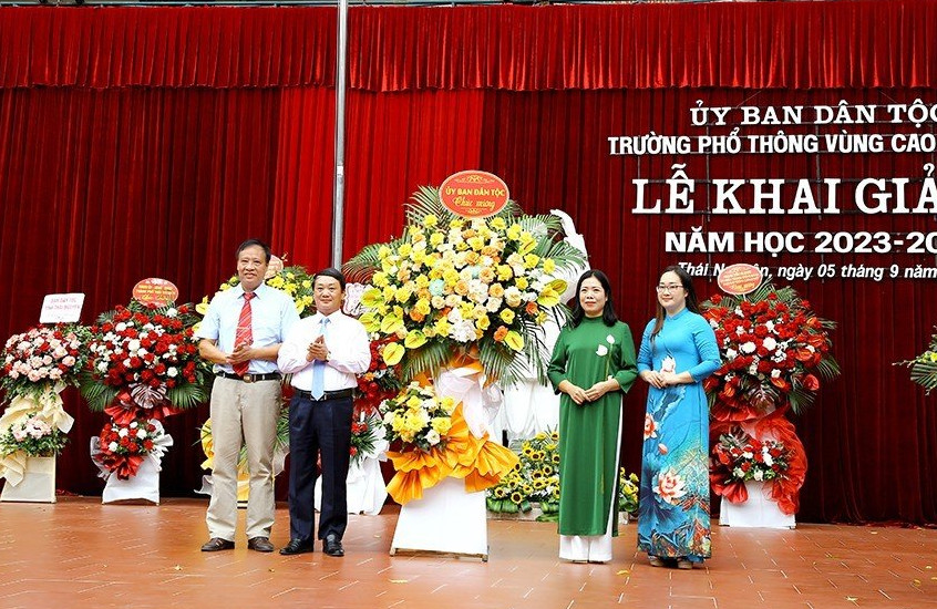 Bộ trưởng Hầu A Lềnh tặng hoa chúc mừng Nhà trường