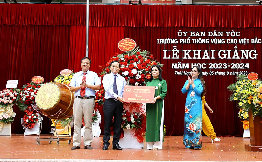 Phó Thủ tướng Chính phủ Trần Lưu Quang tặng Trường Phổ thông Vùng cao Việt Bắc 10 bộ máy vi tính.