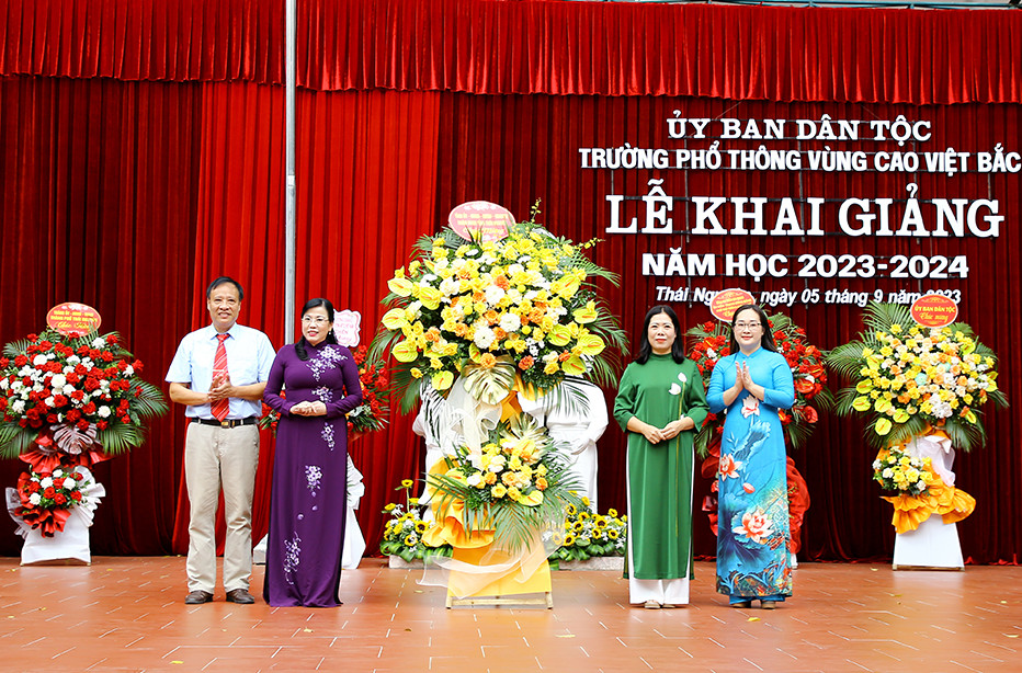 Bí thư Tỉnh uỷ Nguyễn Thanh Hải tặng hoa chúc mừng Nhà trường