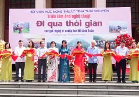 “Đi qua thời gian” - Bức chân dung dung dị của một đời cầm máy