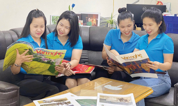 Những người làm văn nghệ phía sau trang báo
