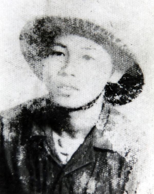 Chàng chiến sĩ trẻ Trần Cầu những ngày về tiếp quản Thủ đô. Ảnh chụp tháng 10 năm 1954