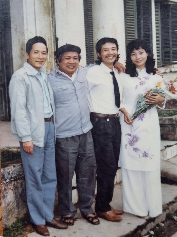  Nhà thơ Hà Đức Toàn (giữa) và ông Hoàng Văn Pao, nguyên Phó Chủ tịch UBND tỉnh (trái), chụp ảnh lưu niệm cùng vợ chồng tôi nhân dịp tôi được nhận Giải C bút ký, do Bộ Lao động và Thương binh trao (năm 1992)