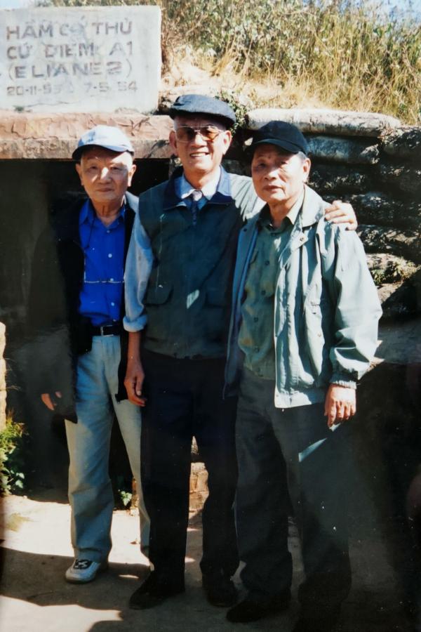 Đại tá Vũ Đình Hoè (ngoài cùng bên phải) thăm lại đồi A1 (2004). Ảnh tư liệu gia đình