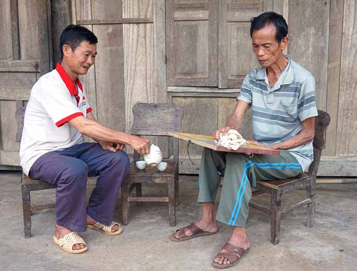 Ông Nguyễn Văn Dương (trái), em trai liệt sĩ Nguyễn Thị Năng và ông Trần Quốc Hội, người đã từng có hôn ước với liệt sĩ Năng