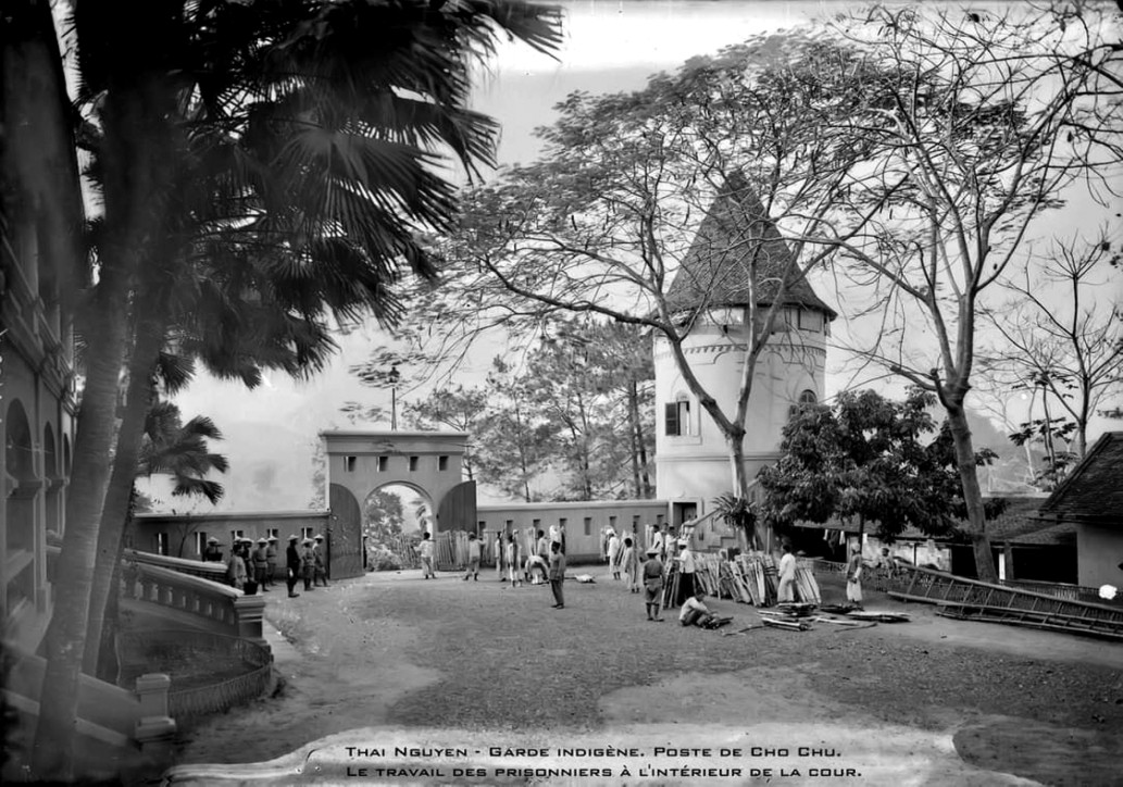 Các tù nhân lao động trong Nhà tù Chợ Chu, năm 1920. Ảnh tư liệu, nguồn: Internet.