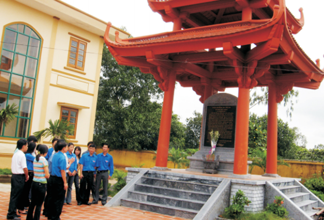 Đoàn viên, thanh niên nghe giới thiệu về Di tích lịch sử quốc gia Địa điểm Căng Bá Vân.