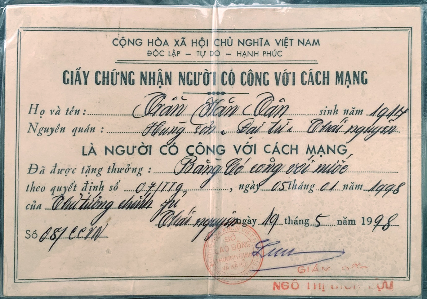 Giấy chứng nhận Người có công với cách mạng do Sở Lao động, Thương binh và Xã hội tỉnh Thái Nguyên cấp theo Bằng Có công với nước của Thủ tướng Chính phủ cho ông Trần Văn Tân