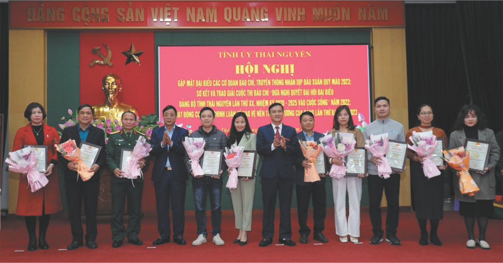 Các nhà báo của Tạp chí Văn nghệ Thái Nguyên cùng các đồng nghiệp có tác phẩm đoạt Giải C Cuộc thi viết “Đưa Nghị quyết Đại hội đại biểu Đảng bộ tỉnh Thái Nguyên lần thứ XX, nhiệm kỳ 2020 – 2025 vào cuộc sống” năm 2022