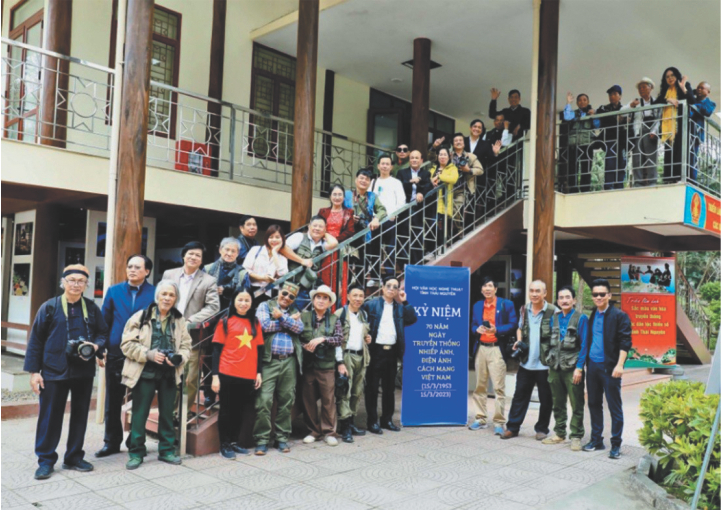 Cán bộ, phóng viên Toà soạn Văn nghệ Thái Nguyên tham gia hành trình về nguồn tại ATK Định Hoá (ngày 14/3/2023) cùng Chi hội Nhiếp ảnh, Hội VHNT tỉnh (Ảnh: Việt Hùng)