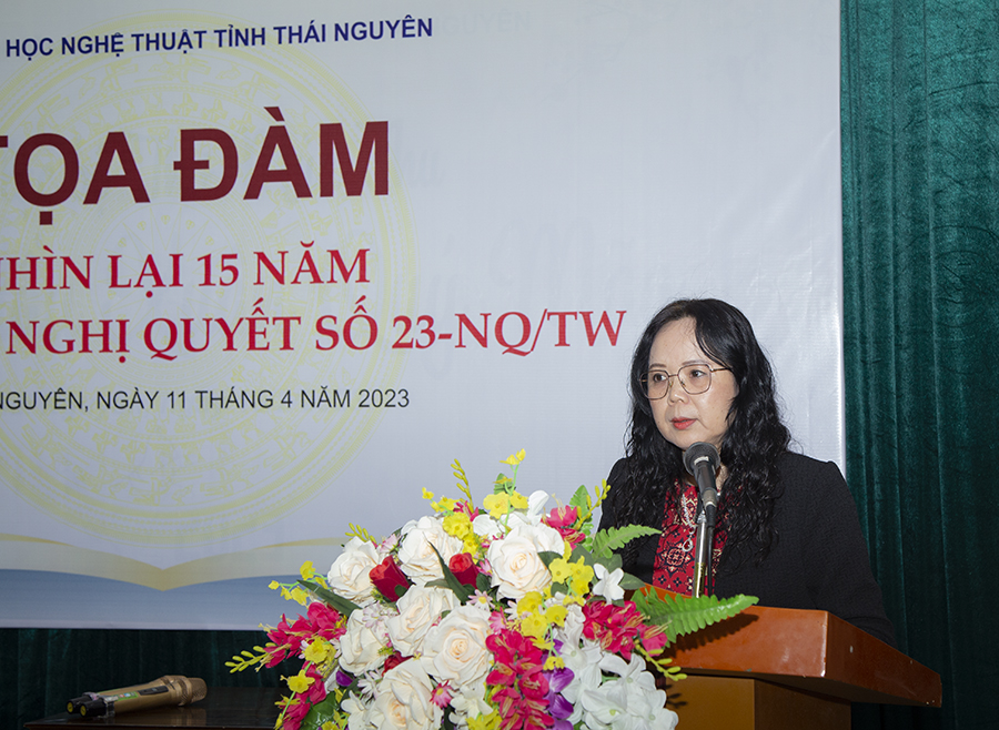 Nhà thơ Nguyễn Thúy Quỳnh, Chủ tịch Hội VHNT tỉnh phát biểu tham luận. Ảnh: Kim Ngân