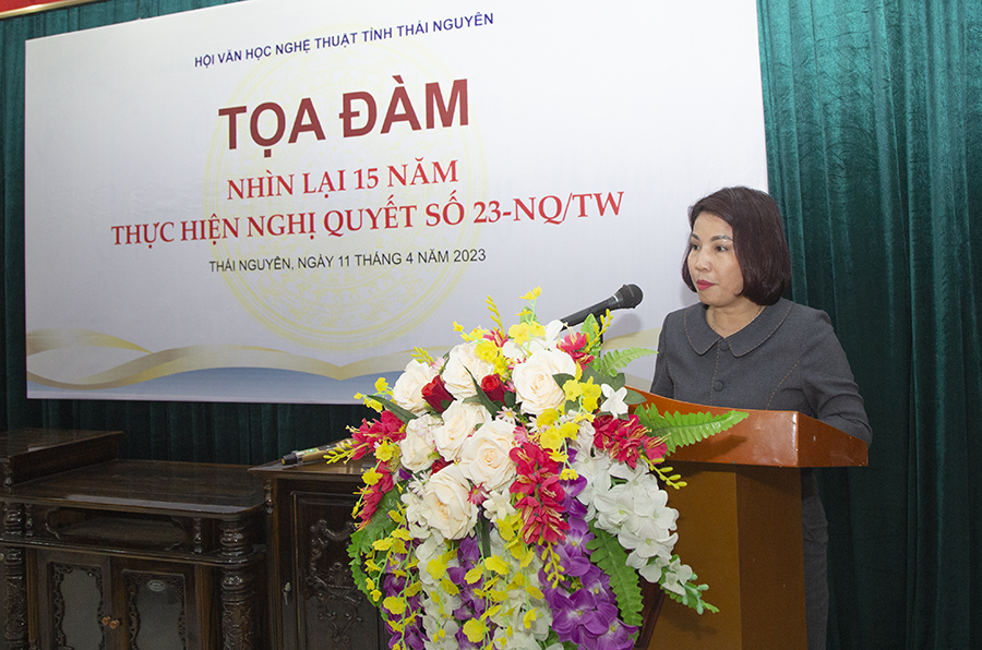 Bà Lê Thị Thu Hà, Phó Giám đốc Sở Văn hoá, Thể thao và Du lịch phát biểu tham luận