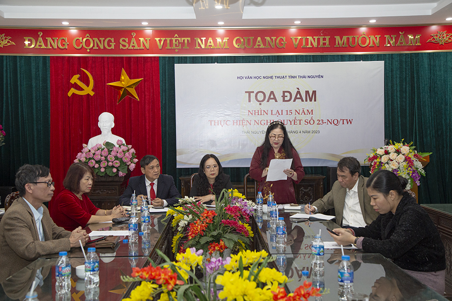 PGS. TS. Trần Thị Việt Trung thay mặt Đoàn Chủ tịch kết luận buổi Toạ đàm