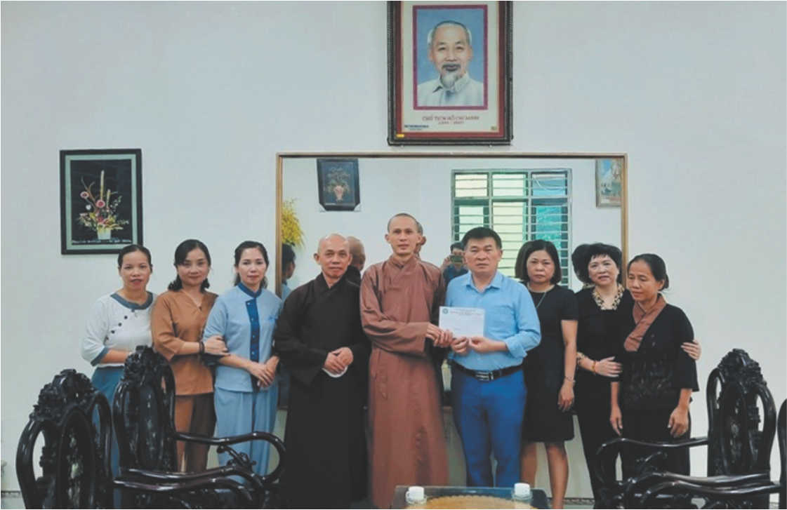 Đại Đức Thích Thanh An (đứng giữa) trao số tiền 24,5 triệu đồng cho Trường THPT Sông Công giúp đỡ học sinh Nguyễn Trọng Cường – lớp 11B1