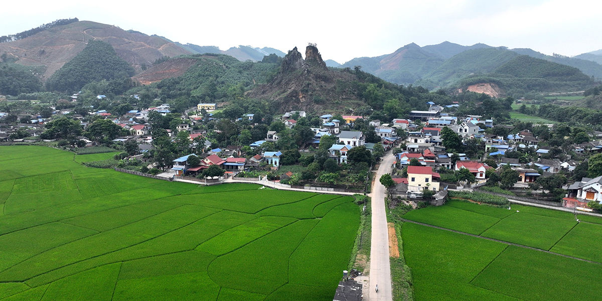 Núi Hang Nung (giữa - còn có tên gọi khác là núi Thạch Động) ở xóm Cây Hồng xã Yên Lãng. Tương truyền, hang Nung là địa điểm tích trữ lương thực của nghĩa quân Lưu Nhân Chú, do Phạm Cuống (em rể Lưu Nhân Chú) cai quản. Ảnh: Âu Ngọc Ninh.