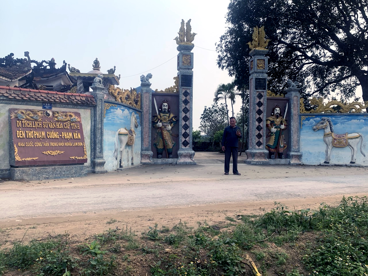 Phía ngoài Đền thờ Phạm Cuống – Phạm Vấn tại xã Hoằng Trường, huyện Hoằng Hoá, tỉnh Thanh Hoá