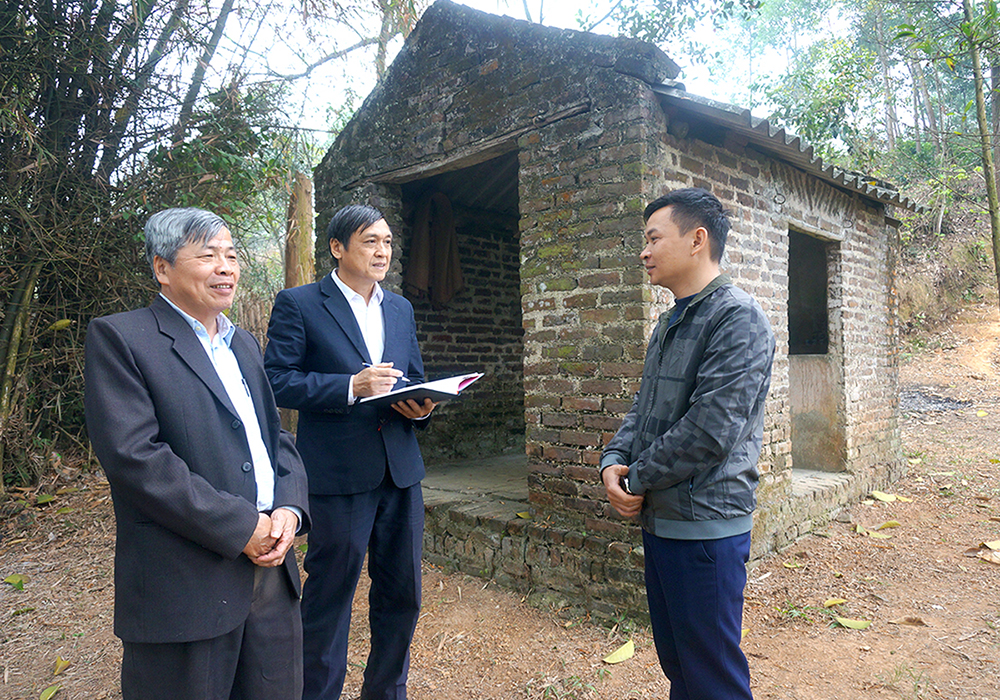 Tác giả gặp gỡ anh Phạm Văn Tuân, hậu duệ khoảng đời thứ 20 của tướng quân Phạm Cuống tại miếu thờ Phạm Cuống ở xóm Đồng Dùm, tháng 3/2023 (Ảnh: Mỹ Anh).