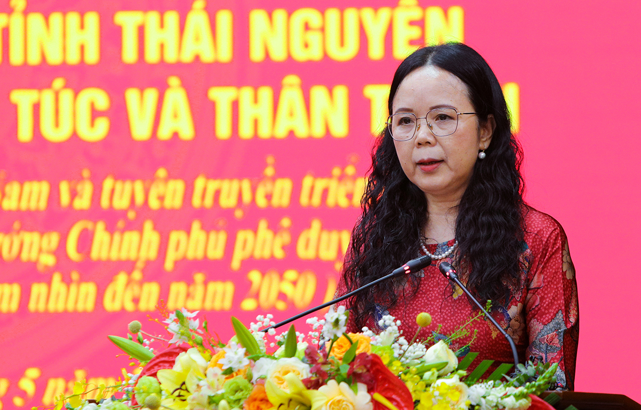 Nhà thơ Nguyễn Thúy Quỳnh, Chủ tịch Hội Văn học nghệ thuật tỉnh phát biểu tại Hội thảo. Ảnh: Kim Ngân