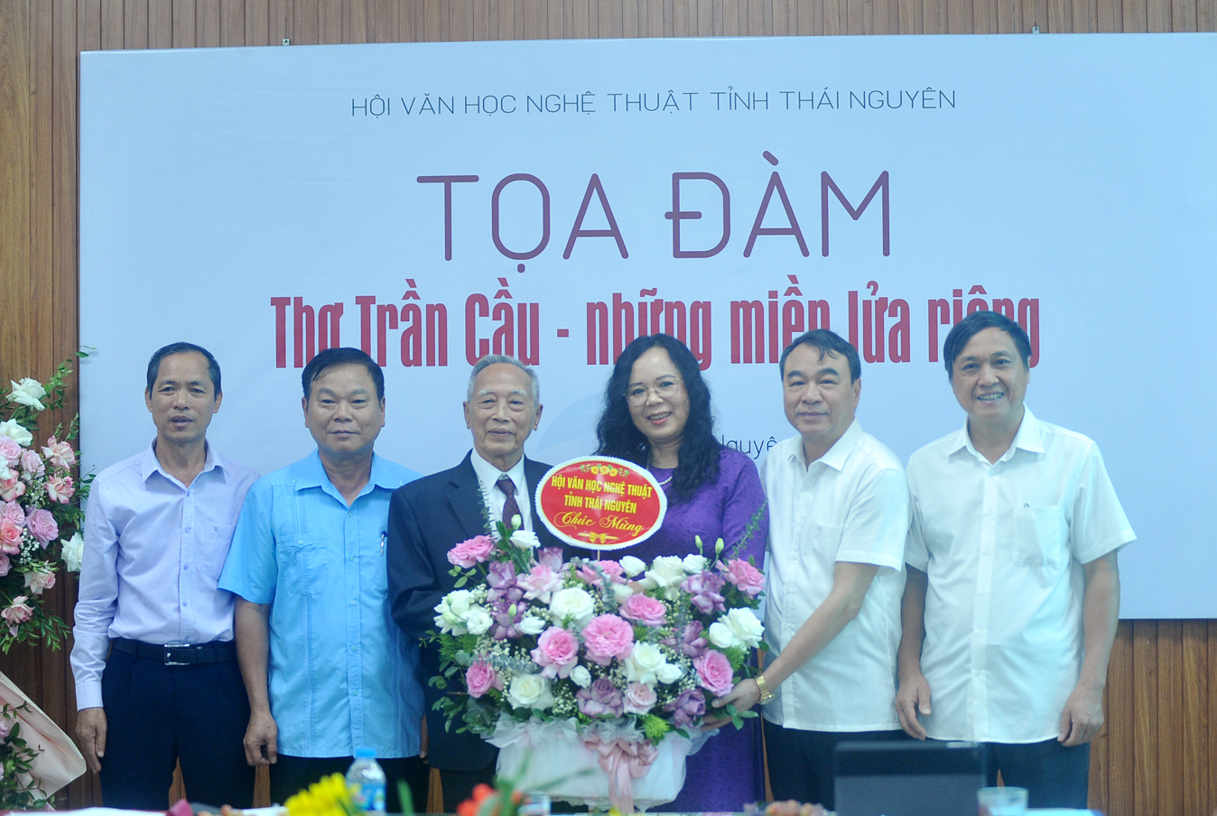 Lãnh đạo Hội Văn học Nghệ thuật tỉnh tặng hoa chúc mừng Nhà thơ Trần Cầu (thứ 3 từ trái sang)
