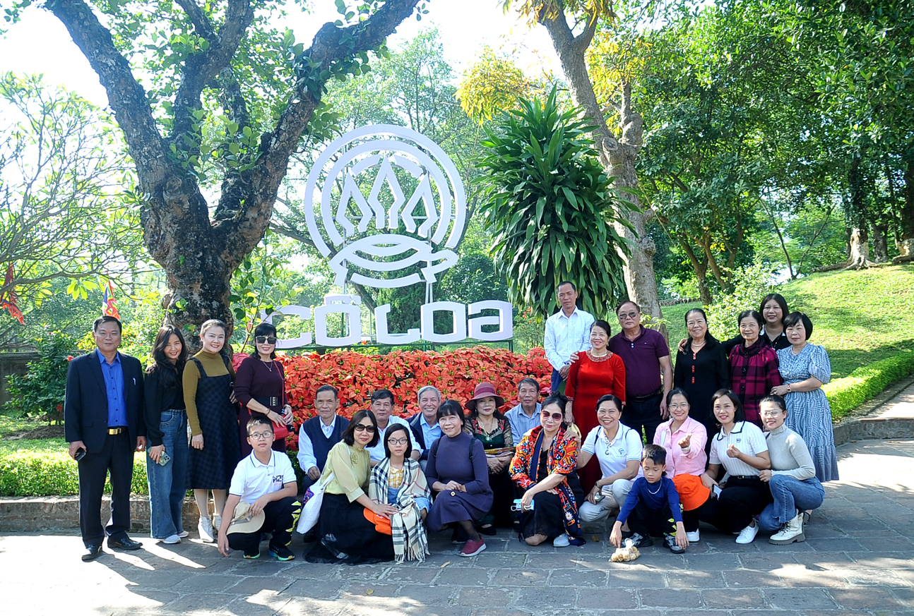 Hội viên chuyên ngành văn học đi thực tế tại Hà Nội