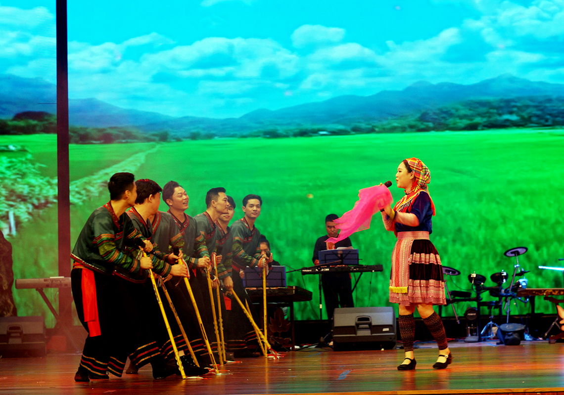 Những động tác của các diễn viên Nhà hát Ca múa nhạc dân gian Việt Bắc luôn điệu luyện và cảm xúc