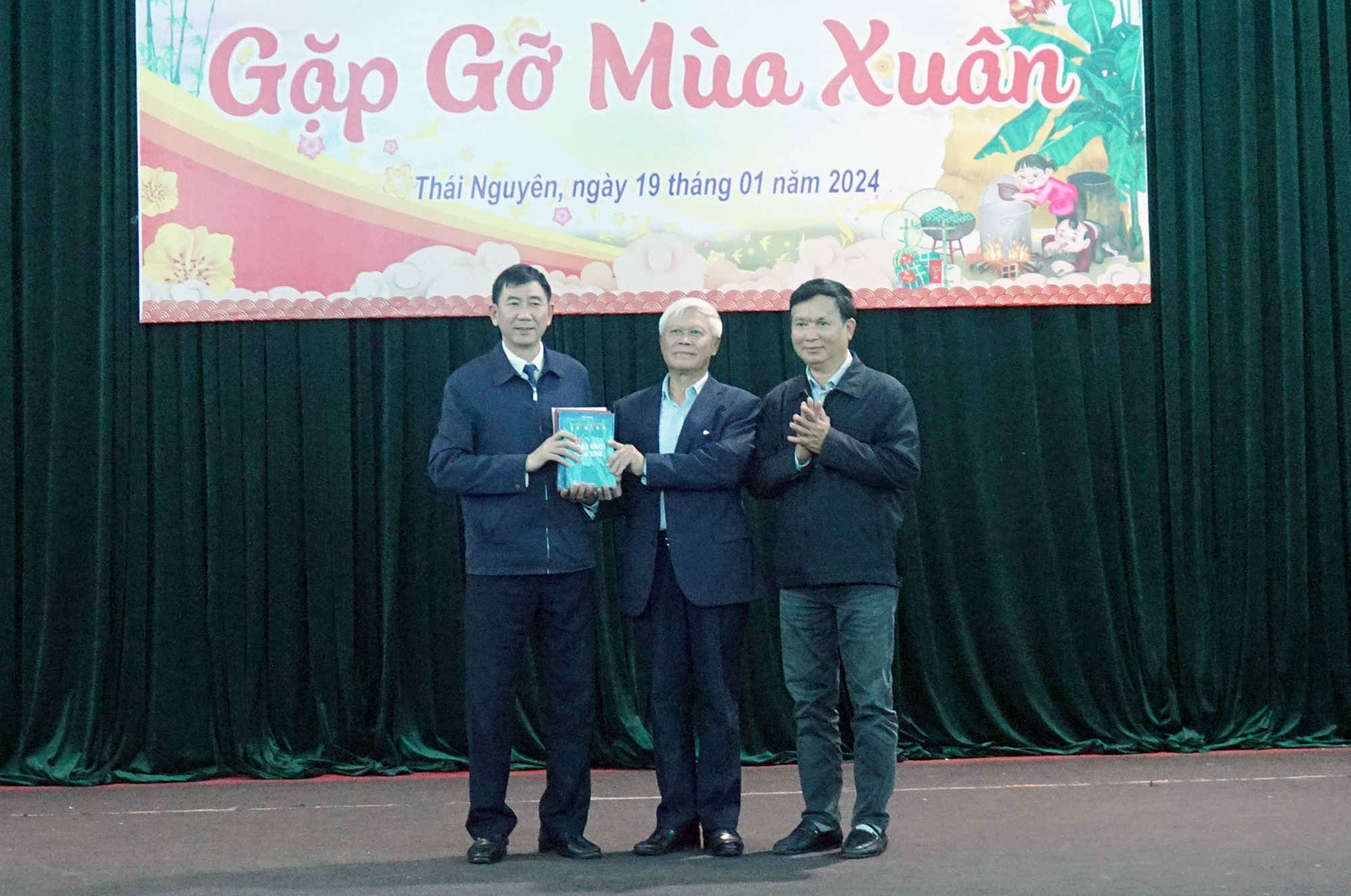 Nhà thơ, GS.TS Nguyễn Huy Hoàng (giữa) tặng sách cho thầy và trò Trường THPT Chuyên Thái Nguyên