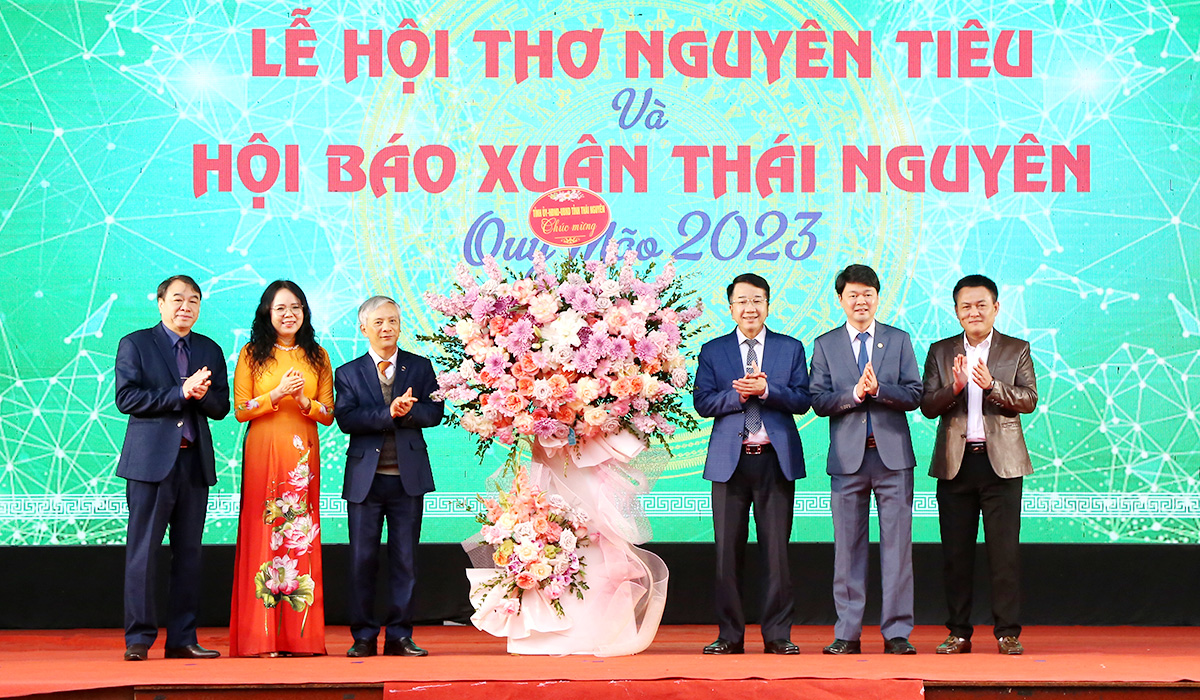 Đồng chí Nguyễn Thanh Bình thay mặt lãnh đạo tỉnh tặng hoa Hội Văn học nghệ thuật và Hội Nhà báo Thái Nguyên - 2 đơn vị đồng tổ chức Lễ hội Thơ Nguyên tiêu và Hội Báo Xuân năm 2023