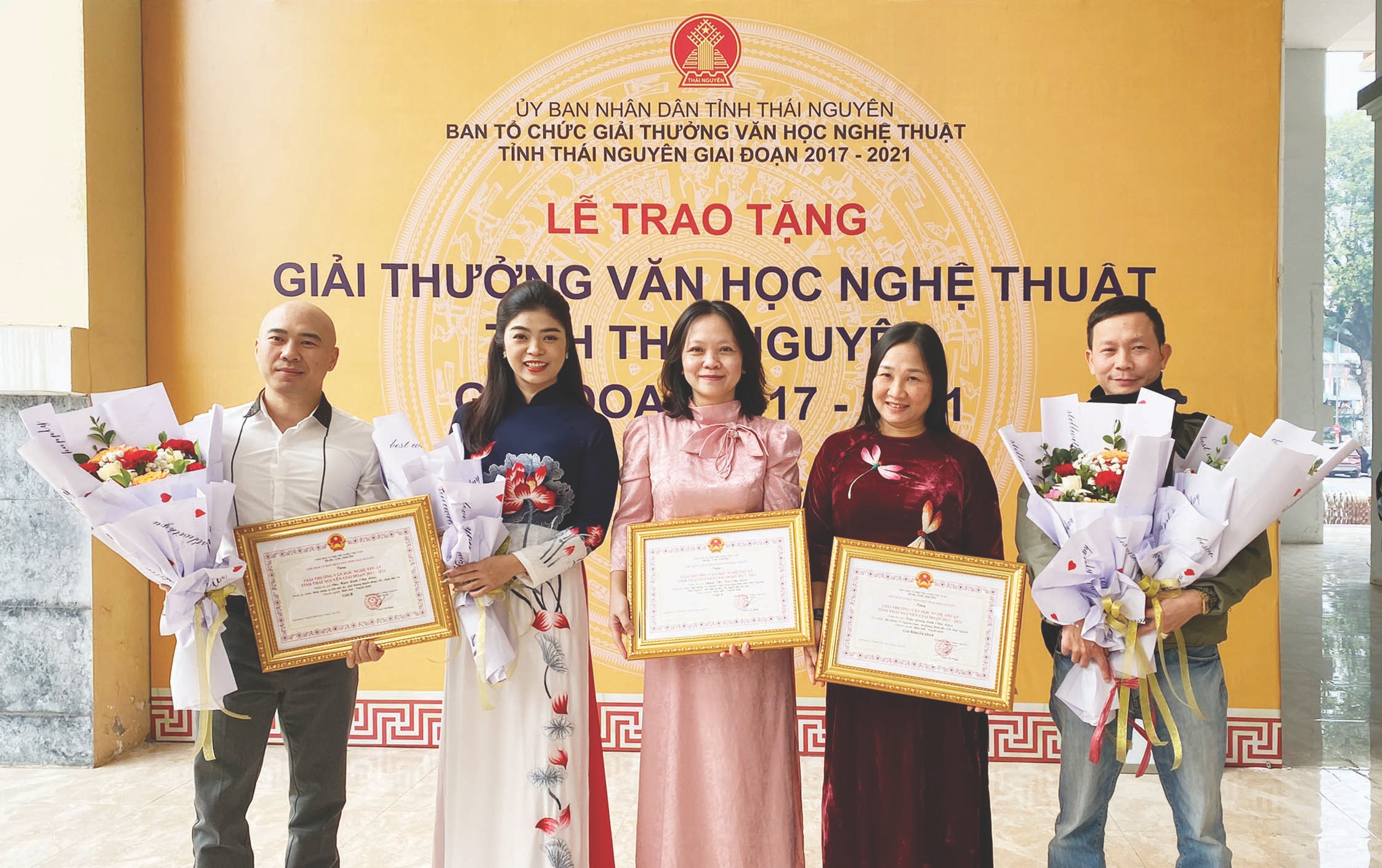 Nhà báo Phạm Thu Trà (đứng giữa) cùng nhóm tác giả của Đài Phát thanh - Truyền hình đoạt Giải thưởng VHNT tỉnh Thái Nguyên, giai đoạn 2017 - 2021. Ảnh: Đ.T