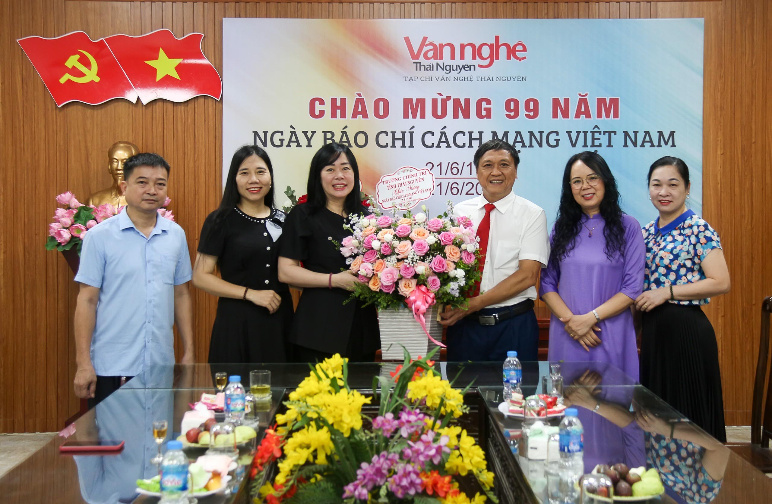 Các cơ quan, đơn vị chúc mừng Tạp chí Văn nghệ Thái Nguyên nhân Ngày Báo chí Cách mạng Việt Nam