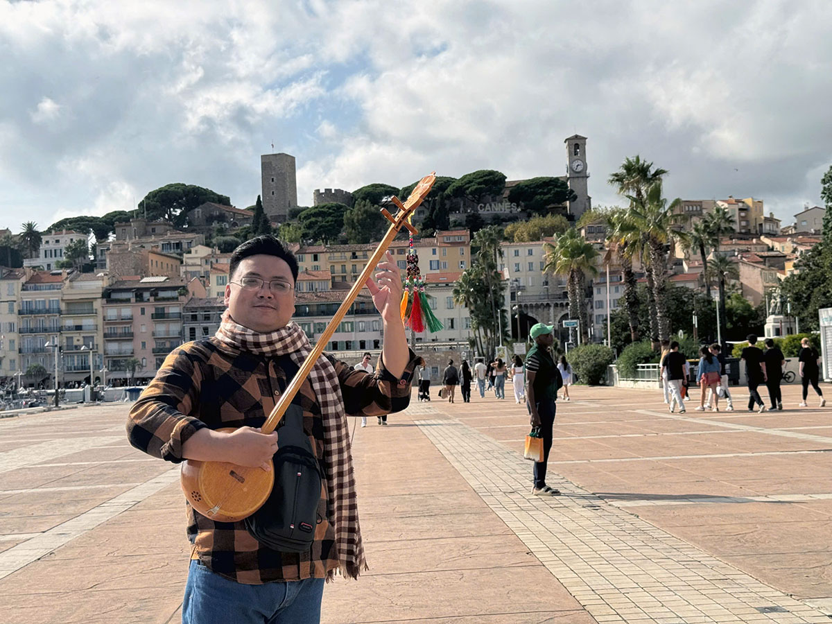 Nghệ sỹ Xuân Bách tới Quảng trường thành phố Cannes nước Cộng hòa Pháp để biểu diễn hát Then 