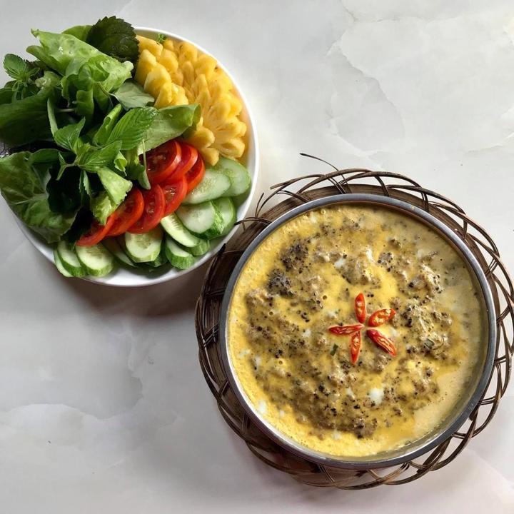 Thưởng thức mắm chưng không thể thiếu các loại rau, quả thanh mát