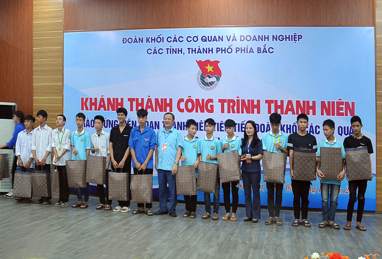 ĐKCCQ tỉnh Thái Nguyên và ĐKDN TP. Cần Thơ trao tặng 30 suất quà cho các em học sinh có hoàn cảnh khó khăn