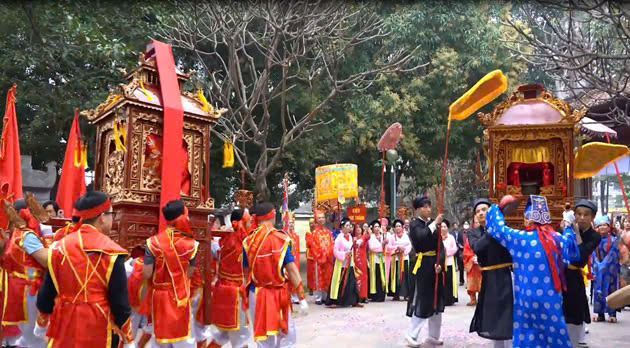 Nghi lễ rước chân nhang Độ cửu cung phi Hạo Nương và đức thánh Linh Lang ra nơi tổ chức lễ hội