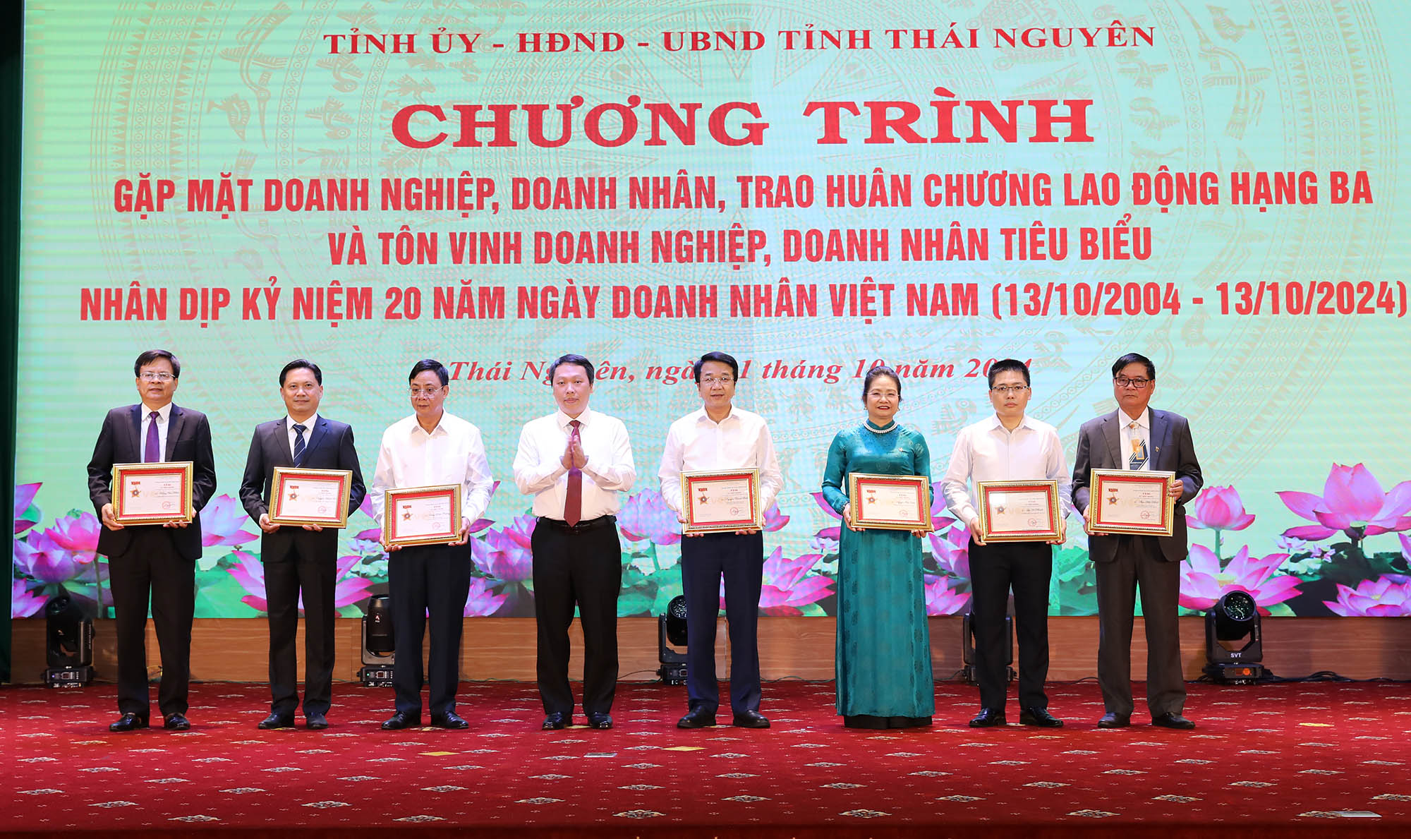 Tôn vinh doanh nghiệp, doanh nhân tiêu biểu nhân kỷ niệm Ngày Doanh nhân Việt Nam