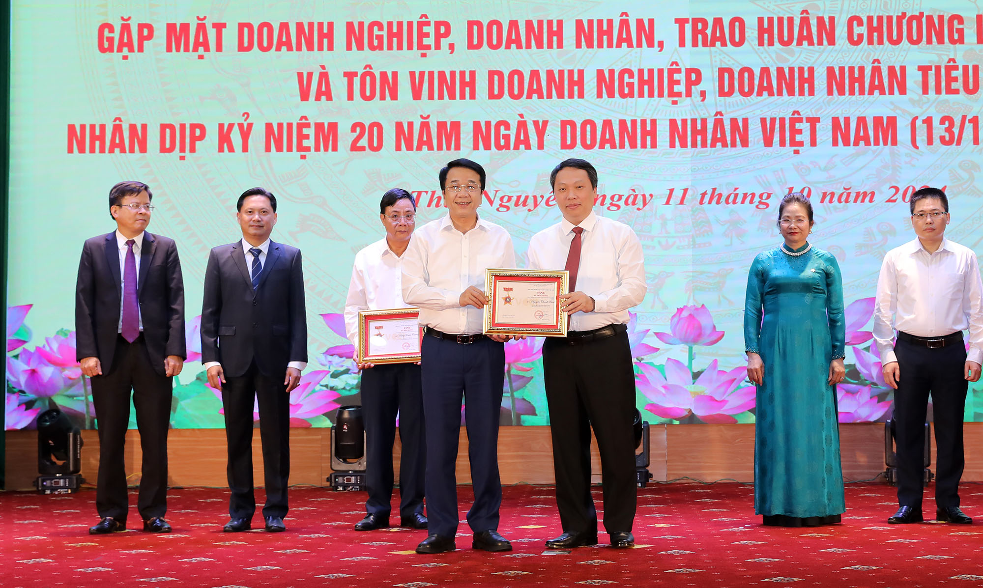 Tôn vinh doanh nghiệp, doanh nhân tiêu biểu nhân kỷ niệm Ngày Doanh nhân Việt Nam