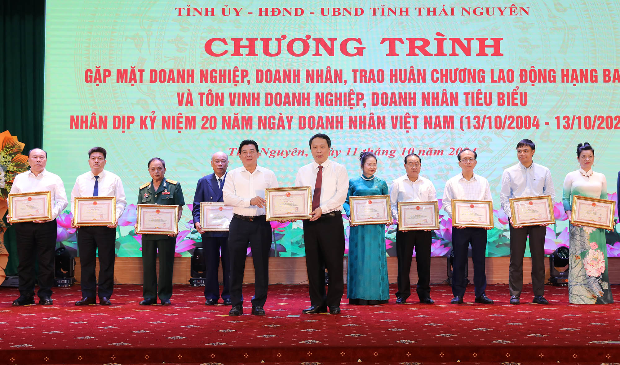 Tôn vinh doanh nghiệp, doanh nhân tiêu biểu nhân kỷ niệm Ngày Doanh nhân Việt Nam