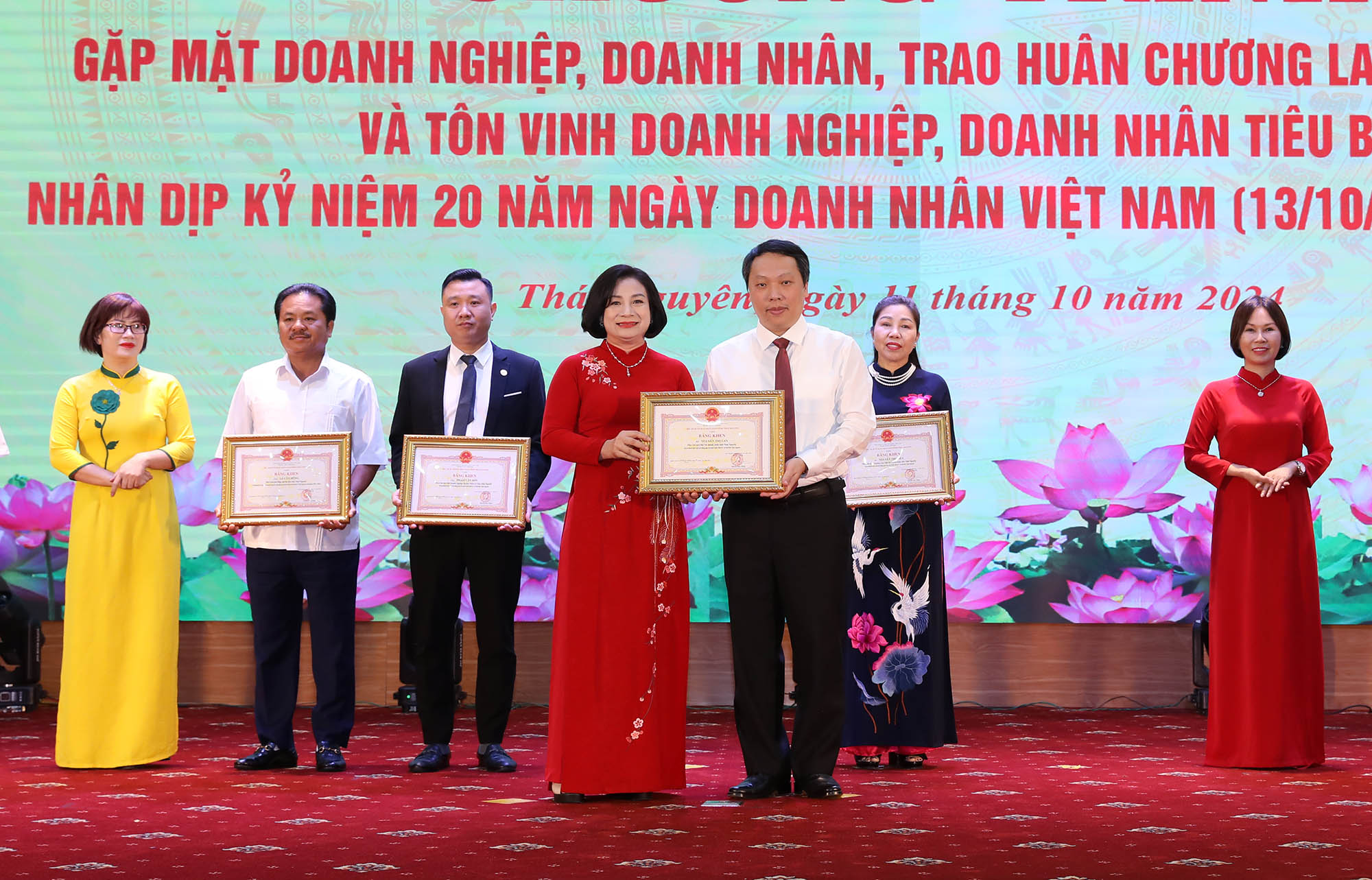 Tôn vinh doanh nghiệp, doanh nhân tiêu biểu nhân kỷ niệm Ngày Doanh nhân Việt Nam