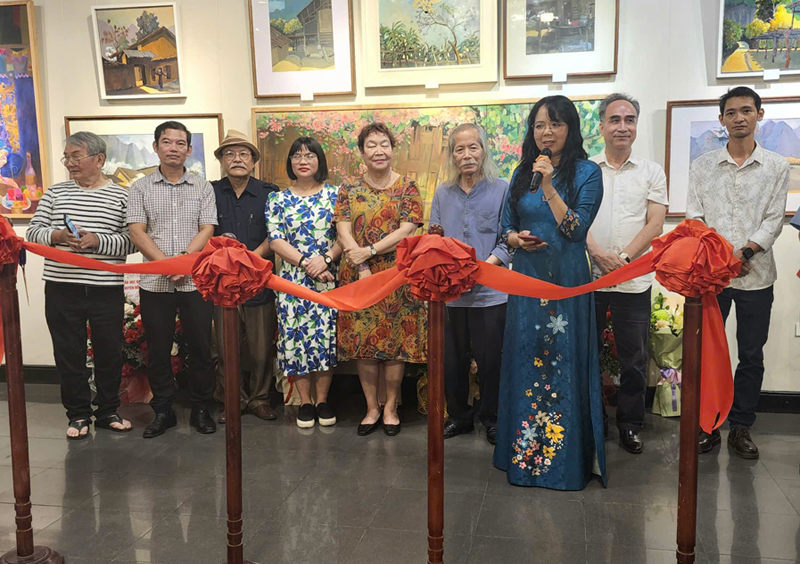 Đồng chí Nguyễn Thúy Quỳnh, Chủ tịch Hội văn học nghệ thuật tỉnh Thái Nguyên phát biểu tại buổi  khai mạc