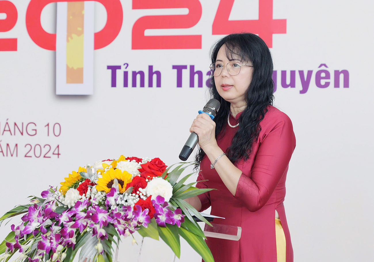 Nhà thơ Nguyễn Thúy Quỳnh, Chủ tịch Hội Văn học nghệ thuật tỉnh Thái Nguyên, Trưởng Ban tổ chức Triển lãm phát biểu khai mạc