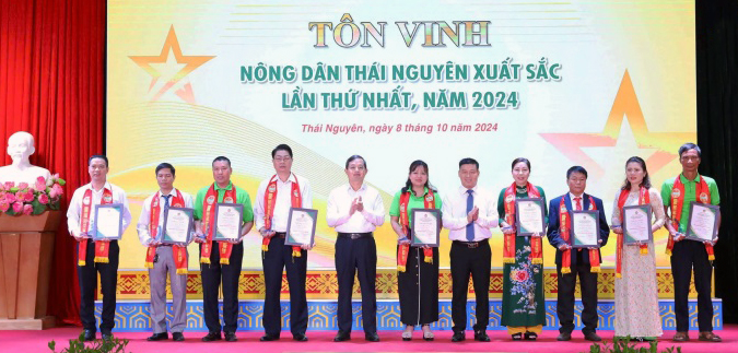 Anh Trường (thứ ba từ trái sang) được tôn vinh là nông dân Thái Nguyên xuất sắc lần thứ I năm 2024