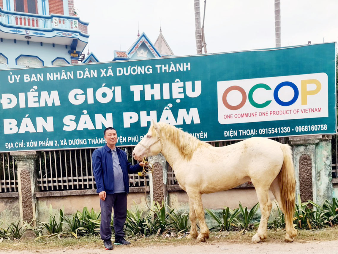 Điểm giới thiệu bán các sản phẩm từ ngựa được đặt tại gia đình anh Trường