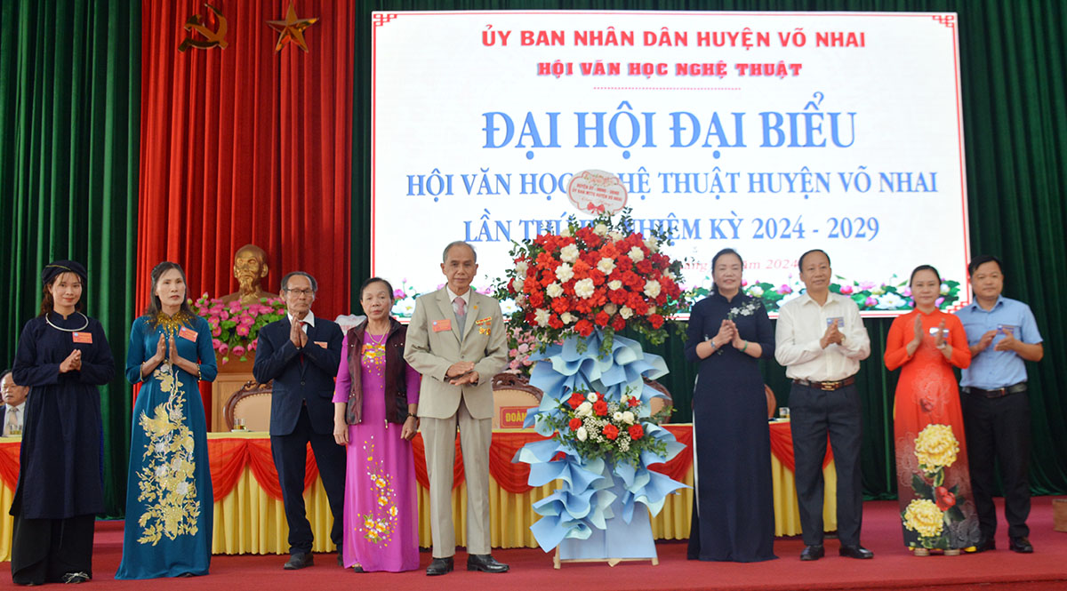 Lãnh đạo UBND, huyện ủy huyện Võ Nhai tặng hoa chúc mừng Đại hội