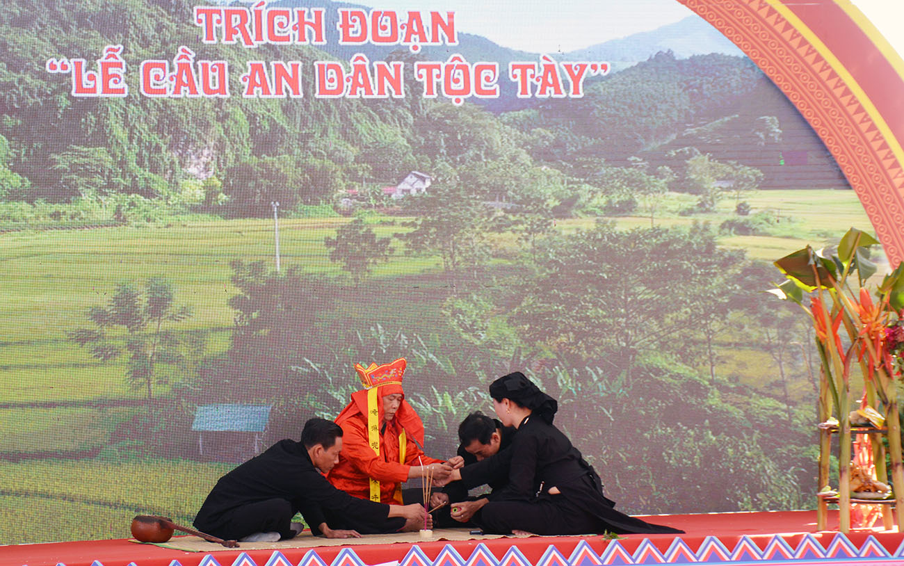 Phần dự thi Trích đoạn nghi lễ: “Lễ Cầu an” dân tộc Tày