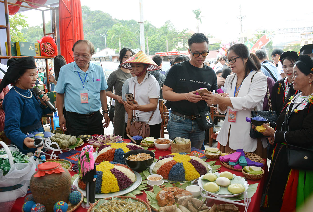 Nghệ nhân Lý Thị Chiên (ngoài cùng bên trái) giới thiệu về văn hóa ẩm thực truyền thống và Du lịch tỉnh Thái Nguyên đến Hội đồng Thẩm định