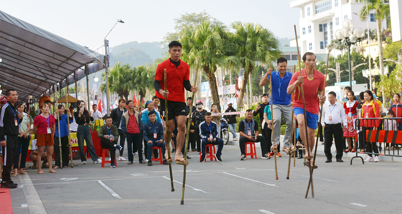 Vận động viên Thái Nguyên (bên trái) tham gia thi đấu môn Cà kheo