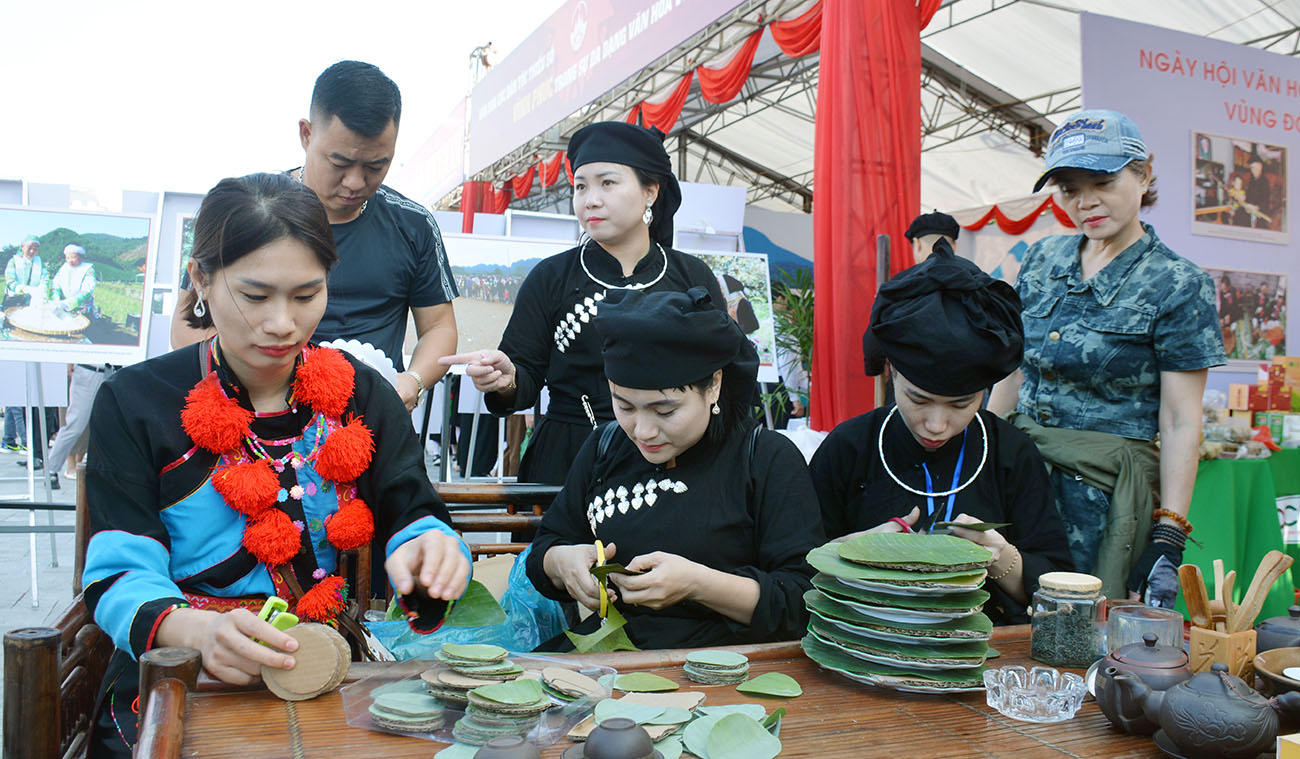 Các thành viên trong đoàn chuẩn bị cho gian trưng bày của Thái Nguyên