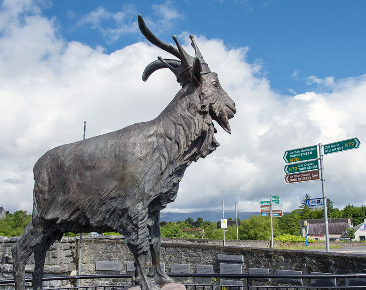 Tượng dê Puck ở Killorgin, Ireland - Anh