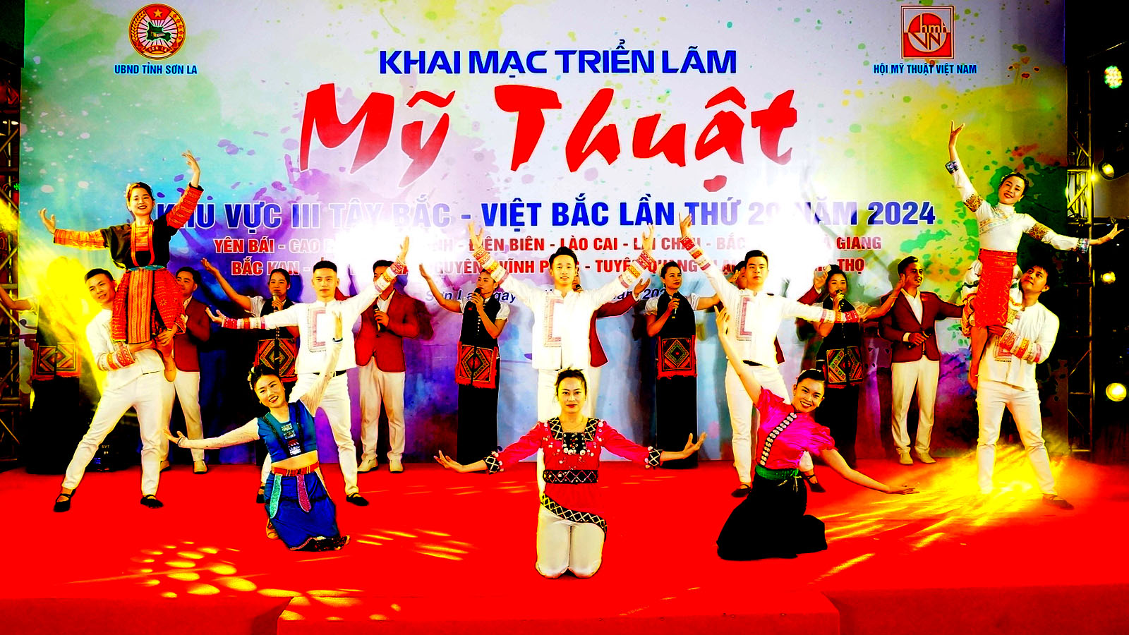 Một tiết mục trong Chương trình nghệ thuật đặc biệt “Sắc màu Sơn La – Tây Bắc” do tập thể diễn viên Nhà hát Ca múa nhạc tỉnh Sơn La biểu diễn chào mừng