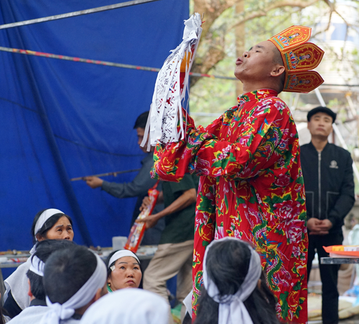 Thầy Đức làm phép trong đám