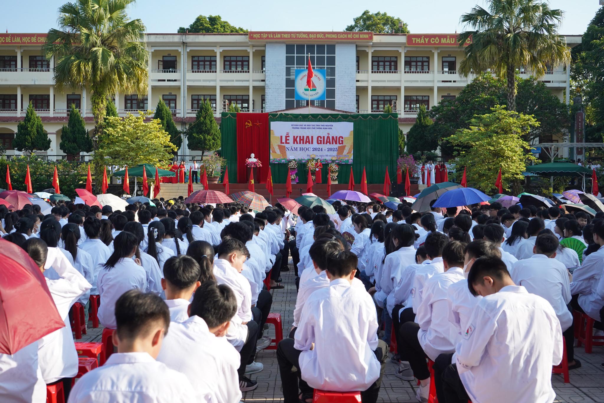 Trường THPT Định Hóa nơi tác giả từng công tác những năm mới vào nghề (Nguồn: PTTH Định Hóa)